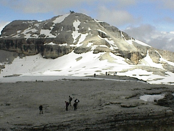 Fredag: På Sass Pordoi 2950 m.o.h. med udsigt mod toppen 3152 m.o.h.