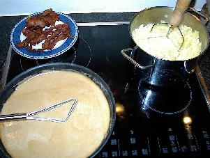 Stegt rget bacon med kartoffelmos og krnemlksovs